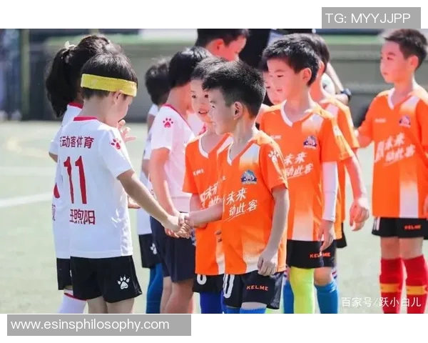 足球巨星与小学老师的奇妙邂逅揭示了梦想与教育的力量